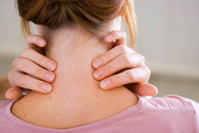 Fejfájás, nyakmerevség, rekedtség: a nyakicsigolya-elcsúszás tünetei és kezelése