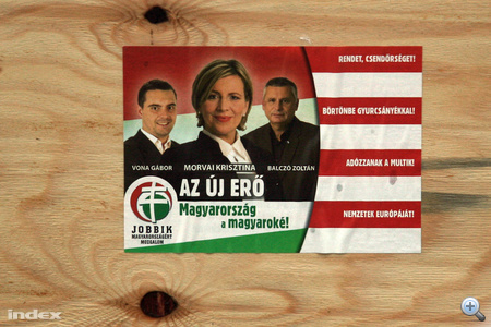 A Jobbik cetlije a párt három vezető arcával. "Az új erő! Magyarország a magyaroké!" és "Rendet, csendőrséget! Börtönbe Gyurcsányékkal! Adózzanak a multik! Nemzetek Európáját!"