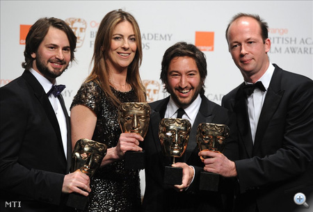 London, 2010. február 22. Mark BOAL amerikai forgatókönyvíró, Kathryn BIGELOW amerikai rendező, Greg SHAPIROUS amerikai és Nicolas CHARTIER francia producer kezében tartja elismerését a Brit Film- és Televíziós Művészeti Akadémia (BAFTA) díjainak kiosztóján a londoni Királyi Operaházban, a Covent Gardenben 2010. február 21-én. Bigelow A bombák földjén (The Hurt Locker) című alkotása nyolc jelölésből hat díjat gyűjtött be az Oscar-díjak egyik előfutáraként számon tartott BAFTA-gálán. Az irakai háborús dráma kapta a legjobb filmnek, a legjobb rendezőnek, a legjobb eredeti forgatókönyvnek, a legjobb fényképezésnek, a legjobb vágásnak és a legjobb filmhangnak járó díjat. (MTI/EPA/Daniel Deme)