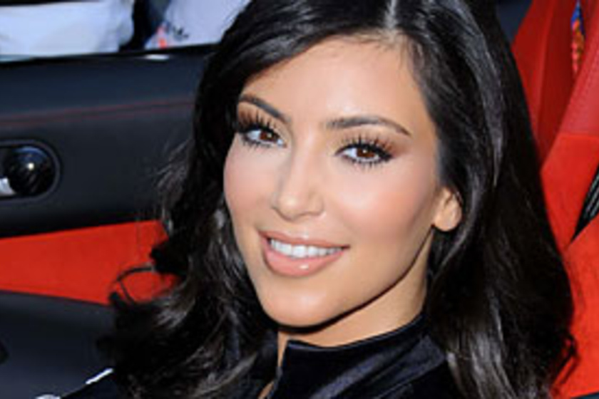 Kicserélték Kim Kardashian arcbőrét!