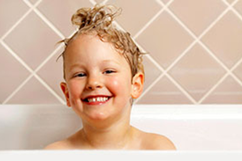 Miért mosd most gyakrabban a gyerek haját? Egy nyomós ok, amire nem is gondolnál