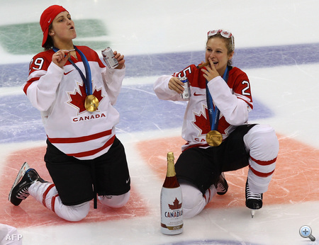 CANADA, Vancouver : VANCOUVER, BC - FEBRUARY 25: (L to R) Marie-Philip Poulin és Tessa Bonhomme sörrel és szivarral ünneplik a kanadai női jégkorongozók olimpiai bajnoki címét.