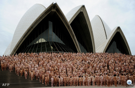 Több mint 5000 ember vett részt azon a fotózáson, amelyet az ausztráliai Sydney híres operaházánál tartottak hétfőn. 
                        