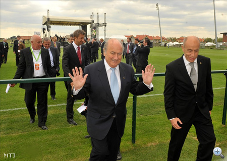 Telki, 2009. május 2. Joseph Blatter, a Nemzetközi Labdarúgó Szövetség elnöke és Kisteleki István bejárást tart a telki edzőközpont átadásán
                        