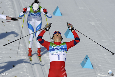 CANADA, Whistler : Norway's Marit Bjorgen (R) competes in the women's Nordic Cross Country individual sprint final at Whistler Olympic Park during the Vancouver Winter Olympics on February 17, 2010. AFP PHOTO / JAVIER SORIANO