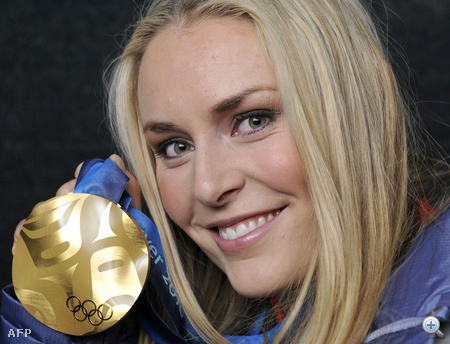 CANADA, Whistler : US gold medallist Lindsey Vonn poses during the medal ceremony for the Alpine skiing Ladies downhill event of the Vancouver 2010 Winter Olympics at Whistler Medal Plaza venue on February 17, 2010 in Whistler. AFP PHOTO / FABRICE COFFRINI