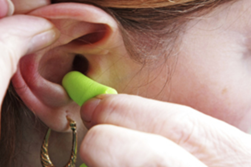 Rendszeres füldugóhasználat: szabad-e a fül-orr-gégész szerint?