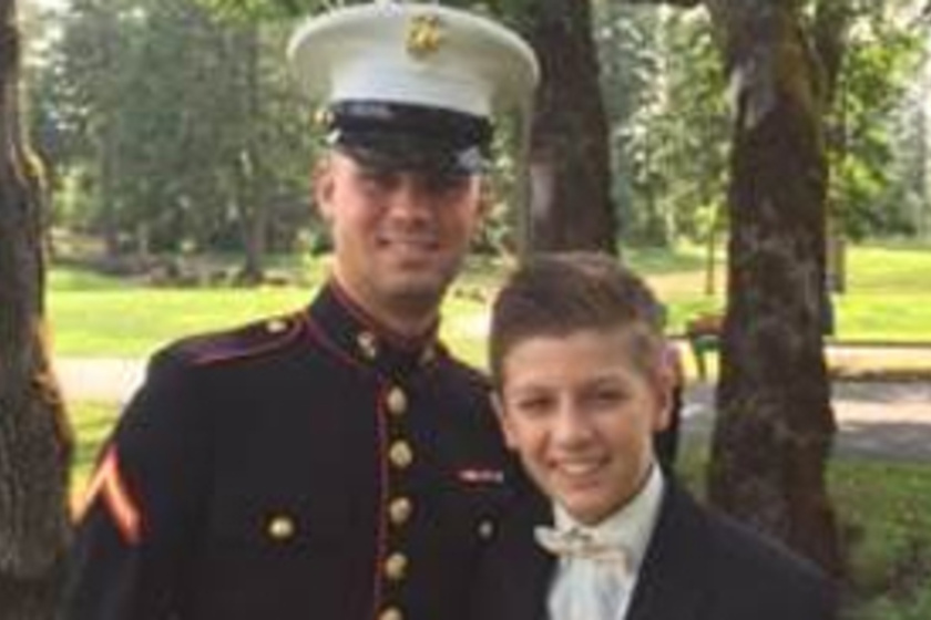 Nincs meghatóbb videó a testvéri szeretetről: újra találkozott tengerész bátyjával a fiú