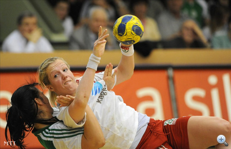 Vérten Orsolya, a Győri Audi ETO KC (b) és Heidi Loke, a norvég Larvik játékosa küzd a labdáért.