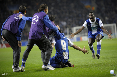 Radamel Falcao megszeri a Porto második gólját