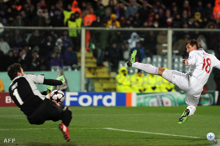 Sebastien Frey, a Fiorentina kapusa védi Miroslav Klose lövését