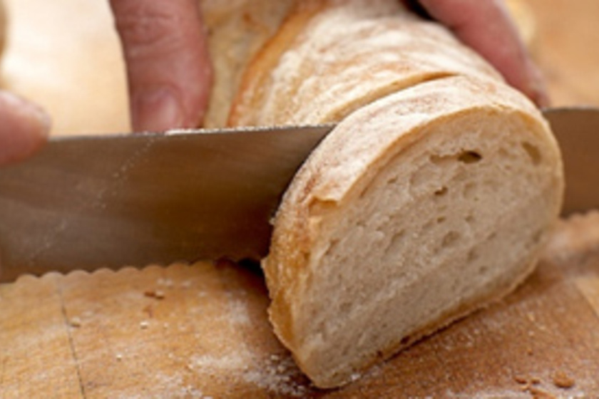 4 friss, foszlós házi kenyér
