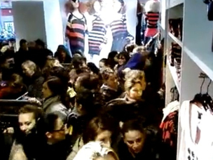 Szétkaptak a vásárlók egy frissen nyitott H&M-et