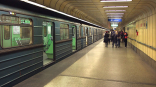 Meztelenre vetkőzött egy nő a 3-as metrón