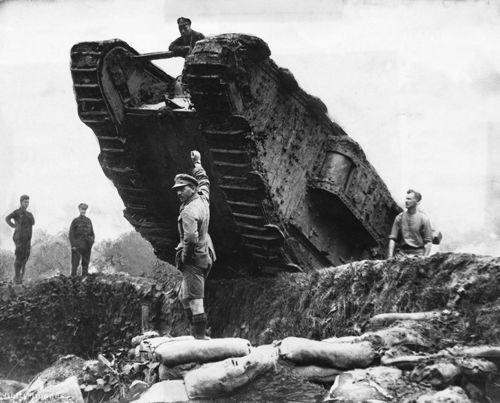 Brit tank kel át egy lövészárkon Camrai-nál