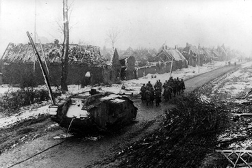 Német katonák egy magára hagyott brit Mark IV-es mellett, miután a németek sikeres ellentámadást hajtottak végre Fontaine-nál.