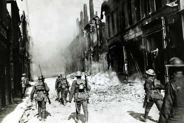 Francia és brit katonák járőröznek az elfoglalt Cambrai romos utcáin