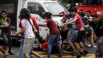 Áthajtott a tüntetőkön egy rendőrautó a Fülöp-szigeteken