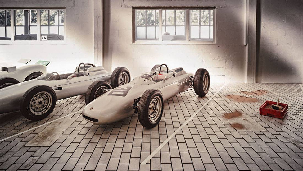 A 804-es a Porsche egyetlen igazán eredményes F1-es autója: 1962-ben futamot is nyert vele Dan Gurney. A háttérben a 909 Bergspyder különleges, kormányszög függvényében változó állásszögű légterelőivel