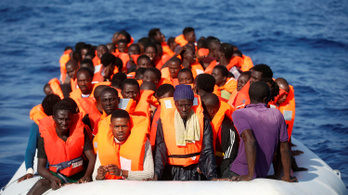 Megtámadtak egy menekülteket szállító csónakot
