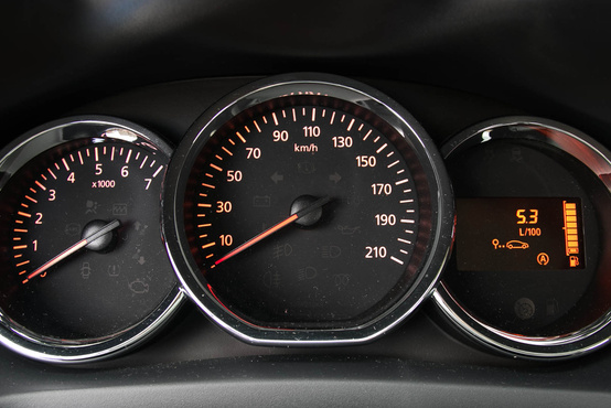 Mindig mosolyognom kell, amikor meglátom, hogy a Dacia a dízeleknél ugyanazt a fordulatszámmérőt használja, mint a benzineseknél
