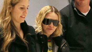 Madonna egy gigaszemüveg alatt rejtőzködik