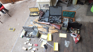 15 fegyvert és 2000 lőszert találtak egy nagykátai férfi garázsában