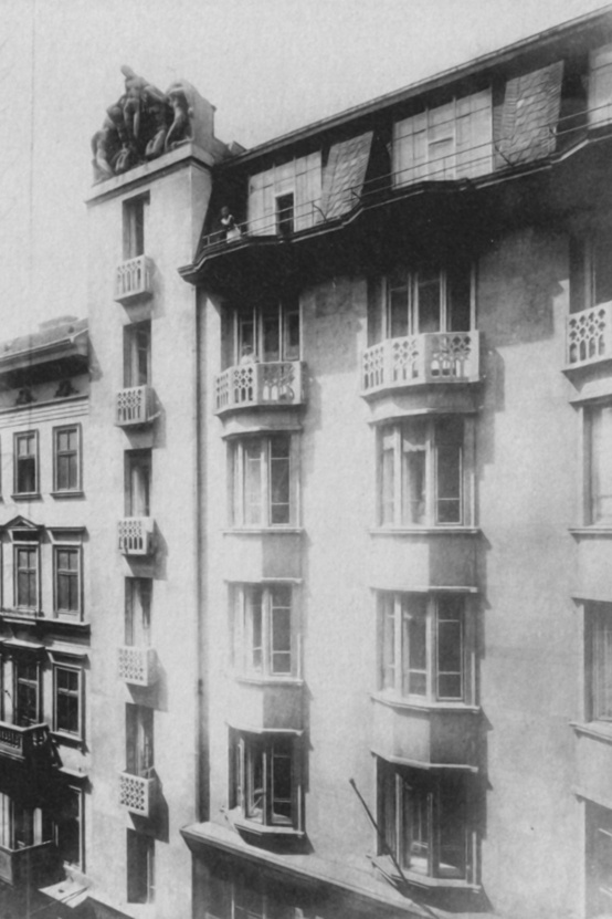 Felül műteremlakások, a sarokrizalitok tetejét Sidló Ferenc szoborcsoportjai díszítették, amelyeket Medgyaszay tervei szerint készített a szobrászművész