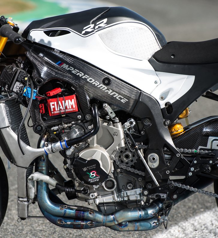 A Superbike motor széthegyezett blokkja csak versenybenzinnel üzemel