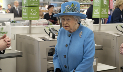 II. Erzsébet királynő nem nagyon találja a helyét egy sarki kisközértben