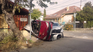 Két autó és egy kerítés találkozása az Esthajnal utcában