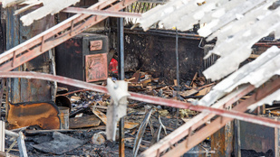 Közel 30 tűzoltó tudta eloltani a kigyulladt asztalosműhelyt Pomázon