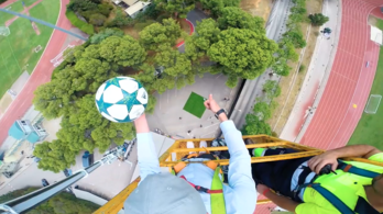 Így vesz le Luis Suárez egy 35 méter magasból ledobott labdát
