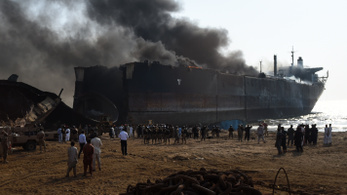 Szétszerelt tanker robbant Pakisztánban