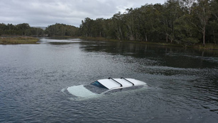 Autóstul süllyedt el a tóban a fokozódó ausztrál pókpara legújabb áldozata