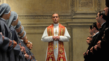 John Malkovich és Jude Law is reverendába bújik Az ifjú pápa testvérsorozatában