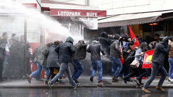 Vízágyúval és könnygázzal oszlatják az Erdogan ellen tüntetőket Isztambulban