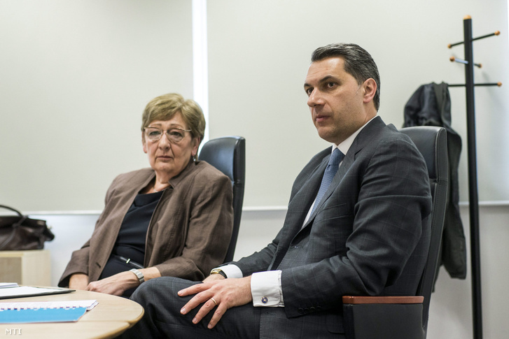 Lázár János és Németh Lászlóné a kormány és a parlamenti pártok postatörvény módosításáról tartott egyeztetésen a Magyar Posta Vezérigazgatóságának épületében 2016. április 5-én.