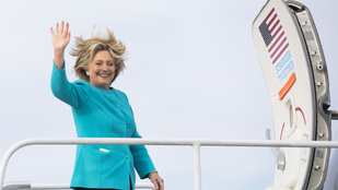 Az új őrület azt diktálja, hogy Hillary Clinton Bon Jovival álljon mozdulatlanul