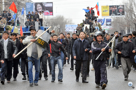 Botokkal és rendőrségi eszközökkel felfegyverkezett tüntetők Biskekben