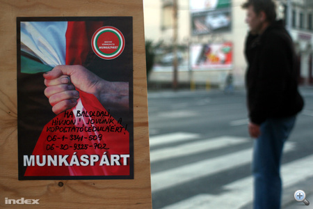 A Magyar Kommunista Munkáspárt is megjelentette választási hirdetéseit. A kábé A5-ös méretű plakátokon koszos körmű munkásököl szorít össze egy trikolórból vörösbe váltó lobogót.