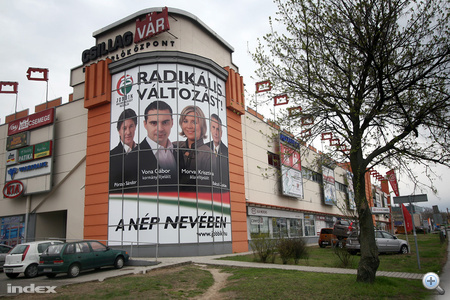 A kampány egyik legnagyobb méretű politikai hirdetése a Jobbiké. A Csillagvár bevásárlóközpont homlokzatán.