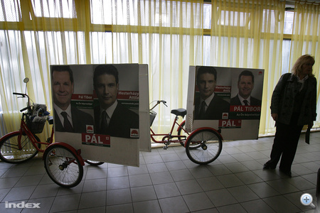 Pál Tibor a fórumon is elbüszkélkedett biciklis kampányával.