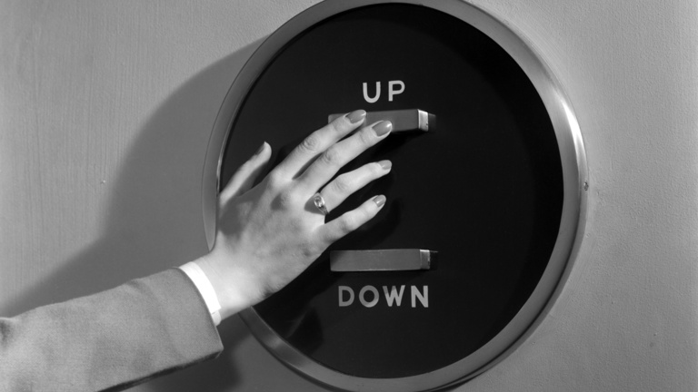 Van értelme nyomkodni az ajtózáró gombot a liftben?