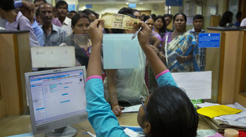 Káoszt okozott Indiában a hirtelen bankjegybevonás