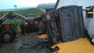 Kukoricával teli pótkocsi borult rá, meghalt egy munkás