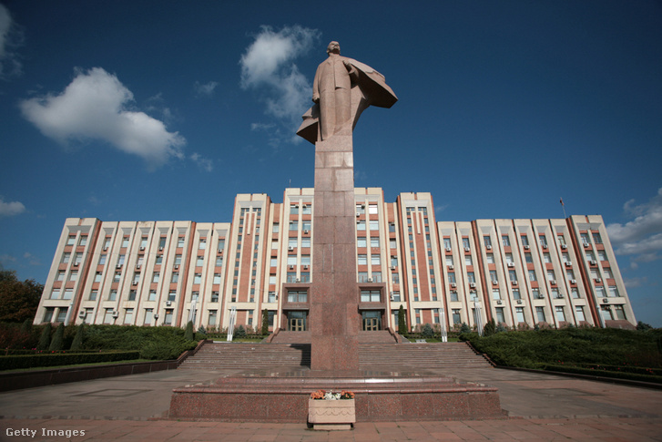 Fővárosa Tiraszpol, ami Moldova második legnagyobb városa is egyben, a maga 133 ezer fős lakosával. A főtéren Lenin szoborral.