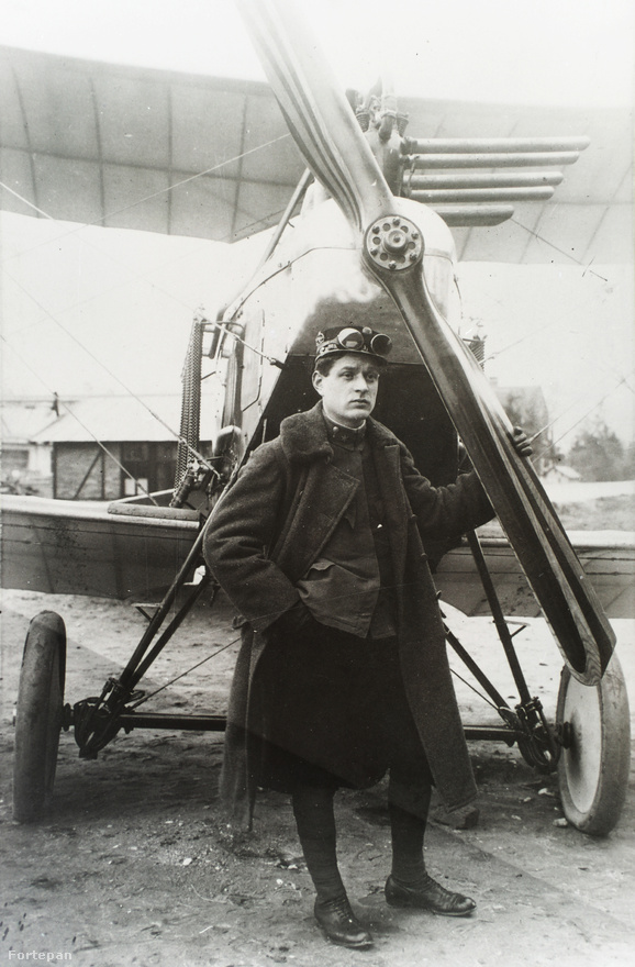A fiatal Asboth Oszkár, egy Asboth-féle fa légcsavarral, egy 100 lóerős Brandenburg repülőgép mellett, 1916-ban, az ausztriai Fischamendben.