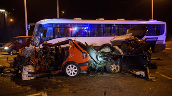 Két kocsival ütközött a busz, két ember meghalt
