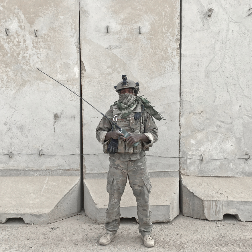 A 26 éves Dennis Marshall az amerikai légierő katonája. Egy rádióval a kezében állt modellt az amerikai csapatok támaszpontján Qayarától nyugatra.